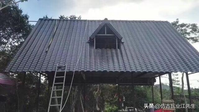 還在為舊房屋面翻新承重問題考慮嗎？樹脂小青瓦幫你解決承重