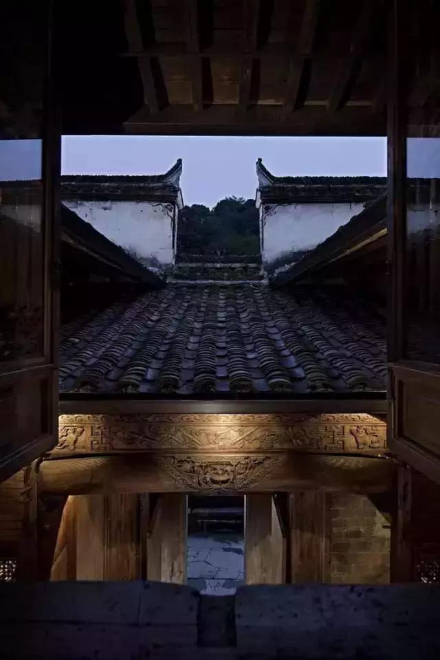 青瓦灰墻，高瓴飛檐，處處消磨時(shí)光