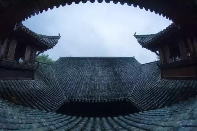 青瓦灰墻，高瓴飛檐，處處消磨時(shí)光