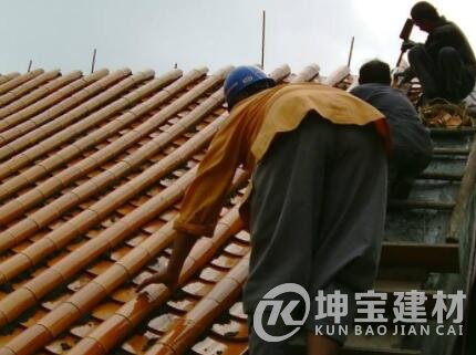農(nóng)村屋頂蓋琉璃瓦的坡度多少？多少錢一塊？安裝步驟是什么？
