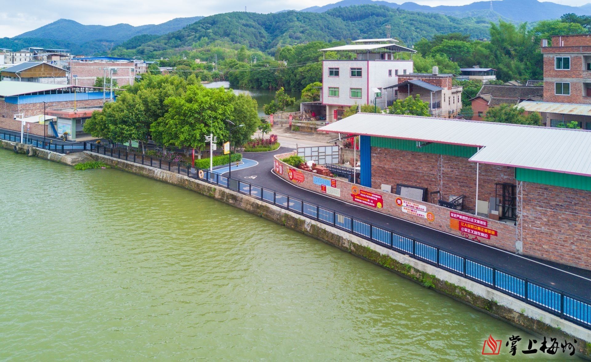 ↑長沙圩鎮(zhèn)碧道鋪設(shè)了瀝青并劃分跑道和自行車道，“顏值”再獲提升。（林翔 攝）