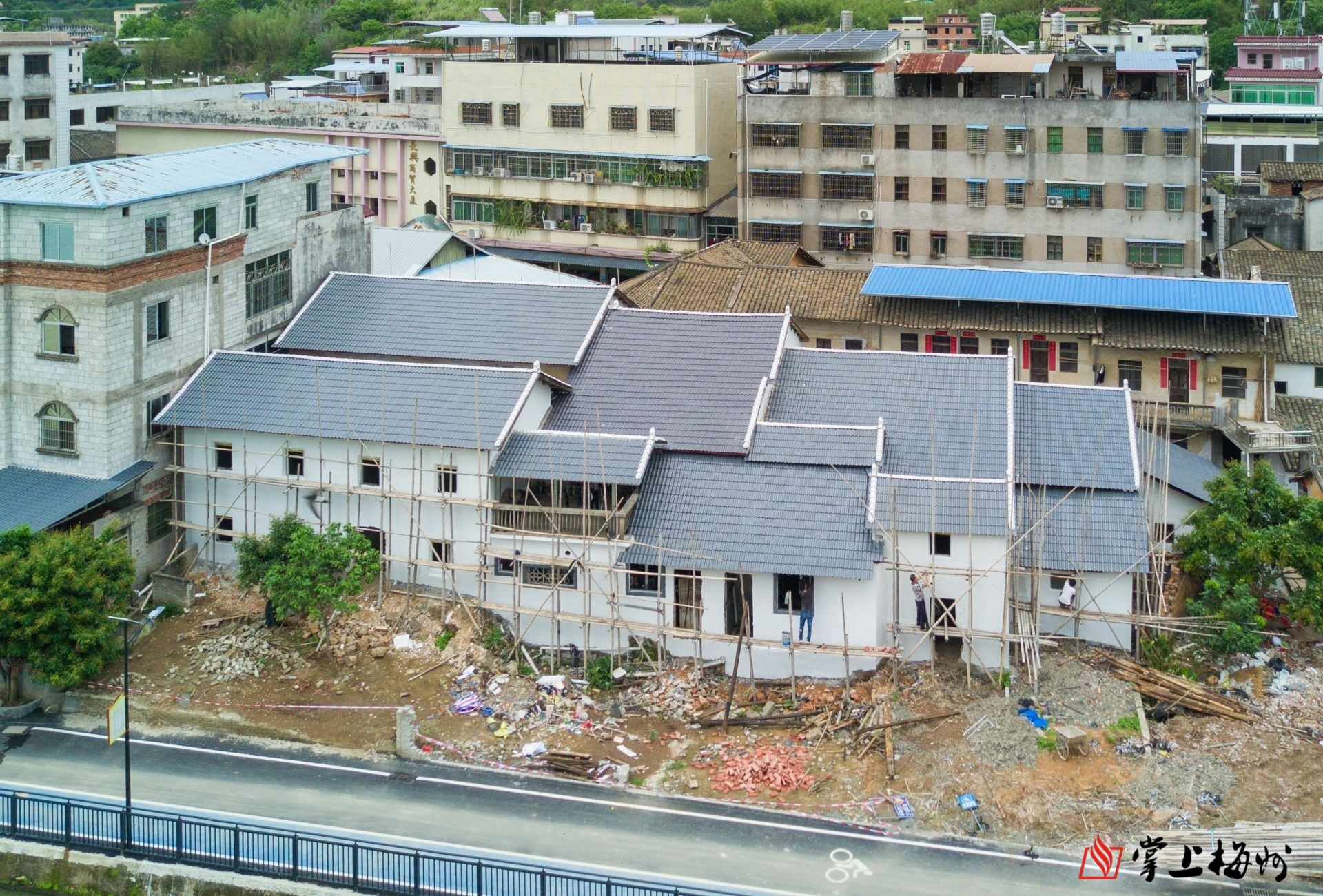 ↑村民將自家墻體粉刷一新，屋頂鐵皮瓦更換成樹脂瓦。（林翔 攝）